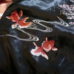 画像5:  再入荷 Japanesque 金魚 刺繍 リバーシブルスカジャン  ブラック／ピンク (5)