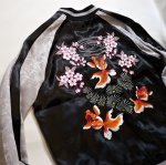 画像5:  Japanesque (ジャパネスク）桜と金魚刺繍 袖桜ジャガード リバーシブルスカジャン ブラック/グレー 3RSJ-702 ブラック (5)