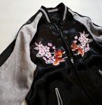 画像4:  Japanesque (ジャパネスク）桜と金魚刺繍 袖桜ジャガード リバーシブルスカジャン ブラック/グレー 3RSJ-702 ブラック (4)