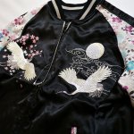 画像4:  Japanesque (ジャパネスク））鶴 刺繍 袖桜縮緬 リバーシブルスカジャン ブラック 3RSJ-302 (4)