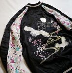 画像3:  Japanesque (ジャパネスク））鶴 刺繍 袖桜縮緬 リバーシブルスカジャン ブラック 3RSJ-302 (3)