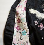 画像5:  Japanesque (ジャパネスク））鶴 刺繍 袖桜縮緬 リバーシブルスカジャン ブラック 3RSJ-302 (5)