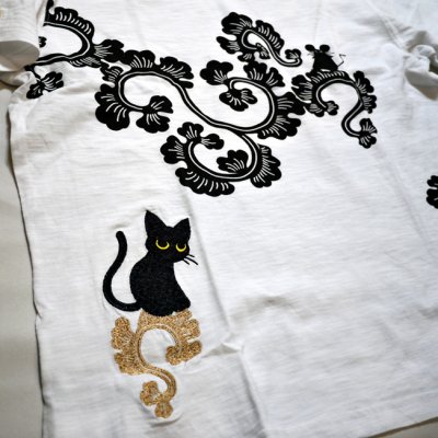 画像1: LIN (リン） 黒猫Lamy &ネズミEarl 唐草かくれんぼ プリント 刺繍 Tシャツ  ATL-75002