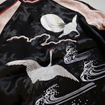 画像3:  Japanesque (ジャパネスク））鶴 刺繍 袖 流水桜ジャガード リバーシブルスカジャン ブラック 3RSJ-752 (3)