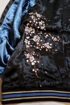 画像5: 再入荷　Japanesque (ジャパネスク）[ 枝垂れ桜] 刺繍 リバーシブルスカジャン ブラック／ブルー 3RSJ-038 (5)