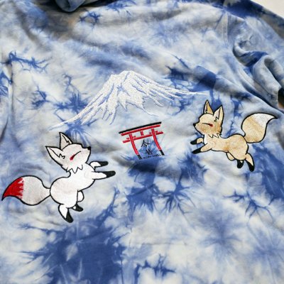 画像2: 今昔 -KON-JAKU-  仔狐金狐の福呼ぶタイダイ染め 刺繍 パーカー KJ-22006 ブルー