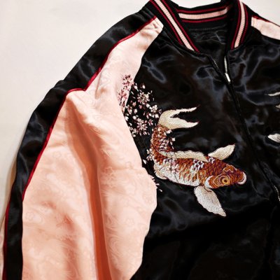 画像2:  再入荷 Japanesque (ジャパネスク））桜と鯉 刺繍 袖 流水桜ジャガード リバーシブルスカジャン ブラック／ピンク 3RSJ-754