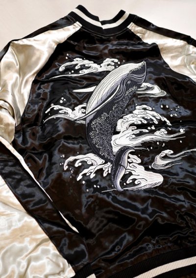 画像1:  Japanesque （ジャパネスク） 波と鯨  刺繍 リバーシブルスカジャン  JSKJ-505  ブラック／シルバー