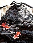 画像3:  再入荷 Japanesque （ジャパネスク） 桜と金魚 刺繍 リバーシブルスカジャン  JSKJ-501 ブラック／シルバー (3)