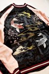 画像3:  再入荷 Japanesque (ジャパネスク））桜と鯉 刺繍 袖 流水桜ジャガード リバーシブルスカジャン ブラック／ピンク 3RSJ-754 (3)