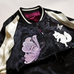 画像4: 今昔 -KON-JAKU- [ 螺旋に舞う ] 総刺繍 リバーシブルスカジャン  KJ-29199  ブラック×ホワイト／ワイン (4)