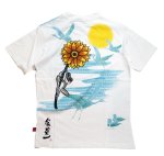 画像1: 参丸一 (サンマルイチ）[ ひまわりに乗って]　プリント 刺繍 Ｔシャツ SM-30619 ホワイト (1)