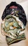 画像1: vanson (バンソン)／ルーニーチューンズ コラボ  刺繍 レーヨンサテン リバーシブル刺繍 スカジャン  LTV-2511 ブラック／グリーン×ベージュ (1)