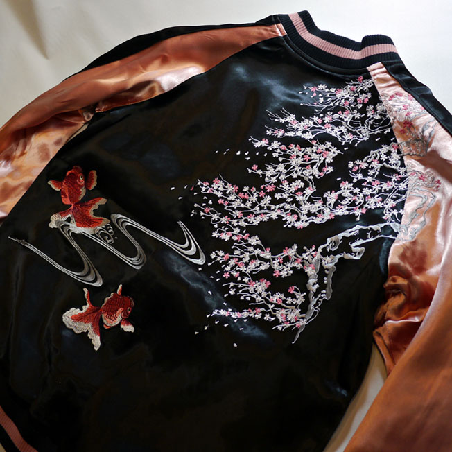 Japanesque 金魚 刺繍 リバーシブルスカジャン ブラック／ピンク